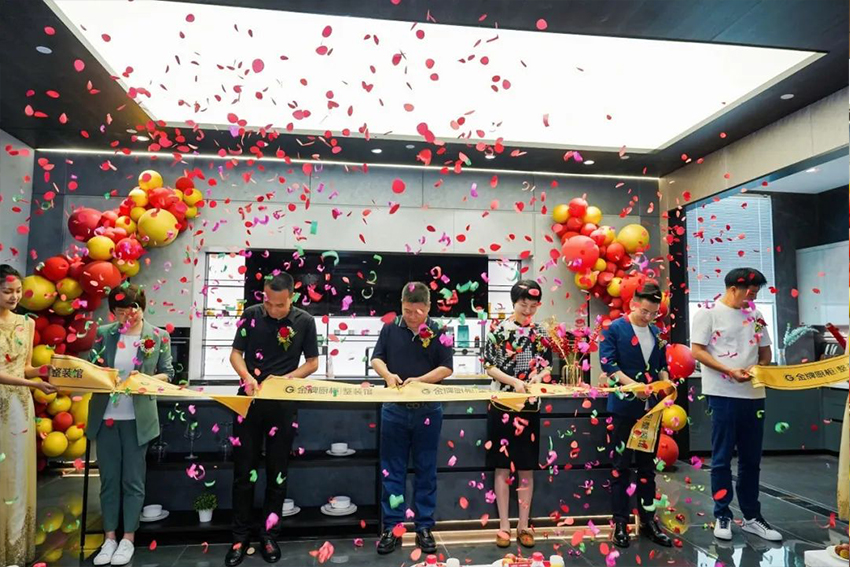 熱烈祝賀九鼎裝飾金牌廚柜整裝館盛大開業(yè)！